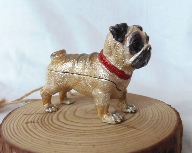 cajita metalica y esmalte perro