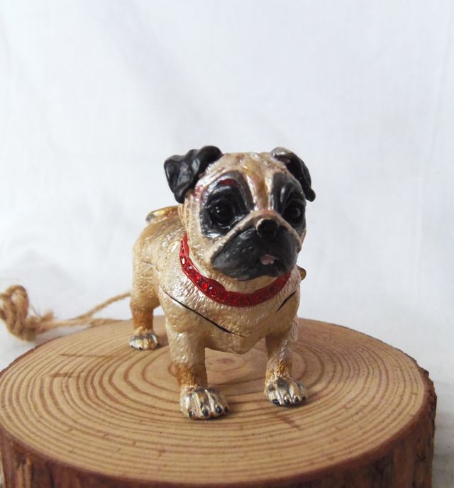 cajita metalica y esmalte perro