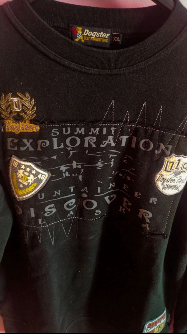 Felpa nera con stampe a toppe