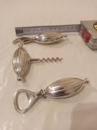 Plata: abrebotellas, latas y corchos
