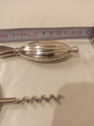 Plata: abrebotellas, latas y corchos