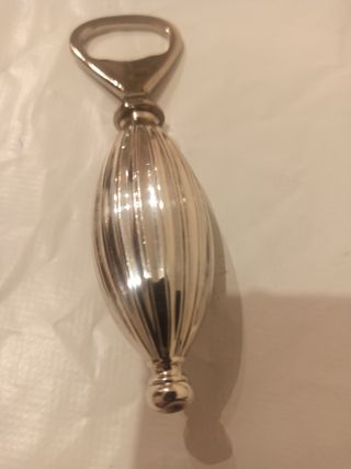 Plata: abrebotellas, latas y corchos