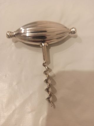Plata: abrebotellas, latas y corchos