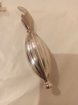 Plata: abrebotellas, latas y corchos
