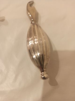 Plata: abrebotellas, latas y corchos