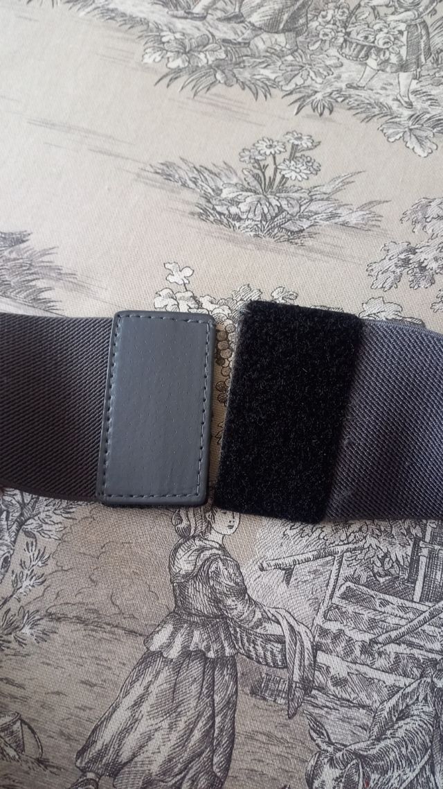 Cinturones gris y burdeos