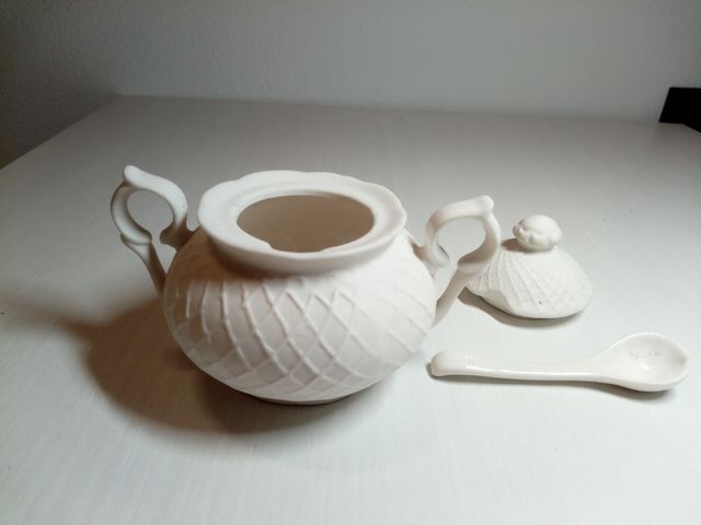 Due zuccheriere e una teiera in ceramica