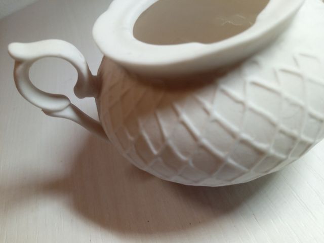 Due zuccheriere e una teiera in ceramica