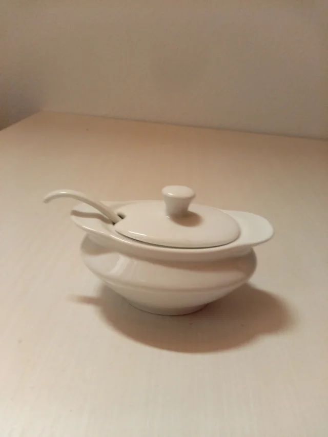 Due zuccheriere e una teiera in ceramica