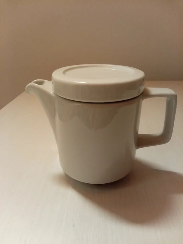 Due zuccheriere e una teiera in ceramica