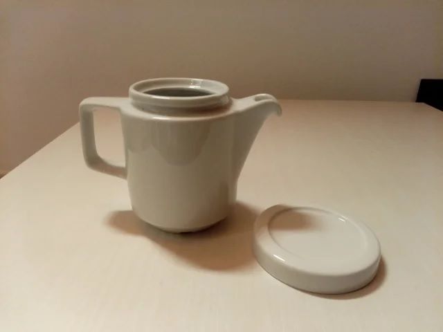 Due zuccheriere e una teiera in ceramica