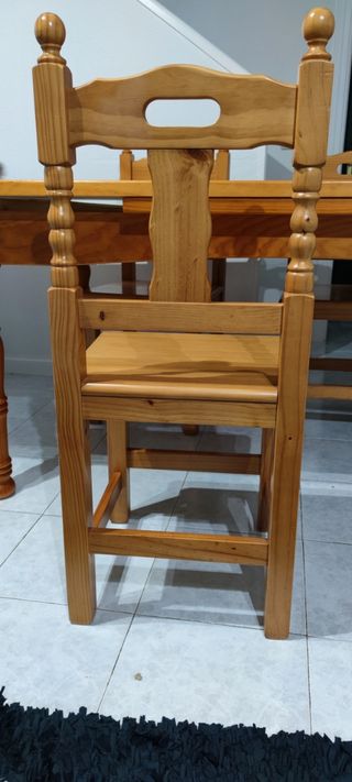 Tavolo e sedie allungabili in legno