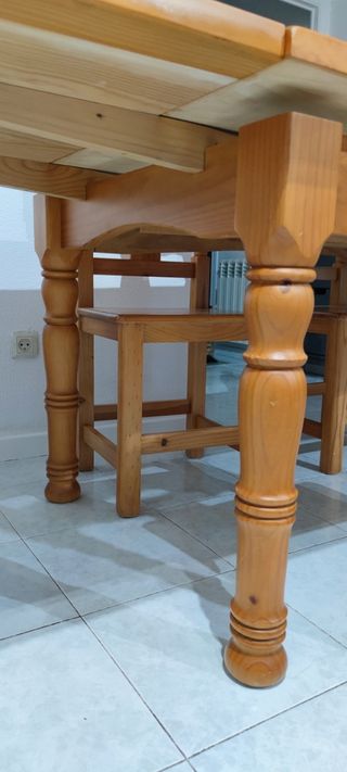 Tavolo e sedie allungabili in legno