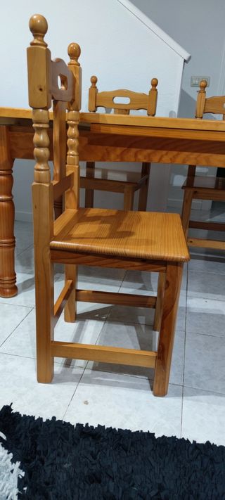 Tavolo e sedie allungabili in legno