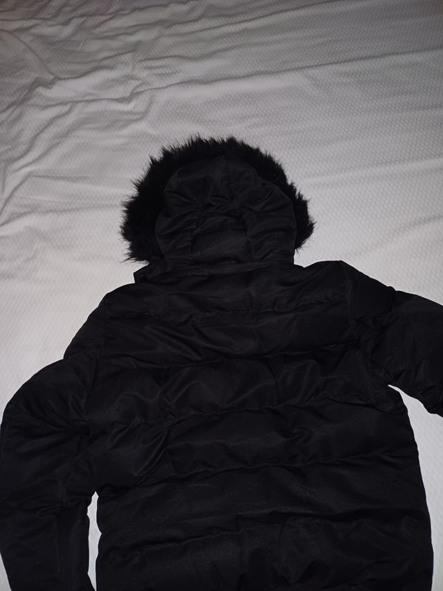 Abrigo con pelo negro