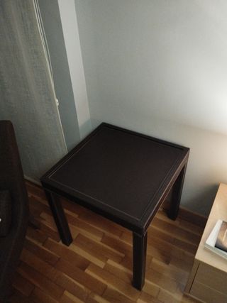 Mesa auxiliar forrada en piel