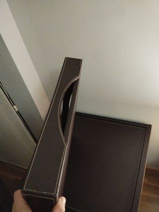 Mesa auxiliar forrada en piel