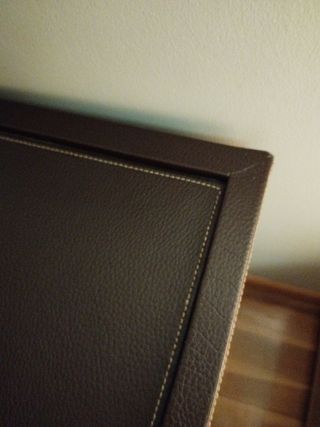 Mesa auxiliar forrada en piel