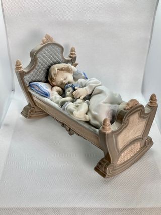 FIGURA LLADRÓ “DORMIDITAS EN LA CUNA” REF: 5717