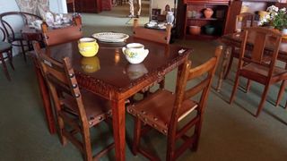 MESA DE COMEROR LABRADA EN EL PERIMETRO