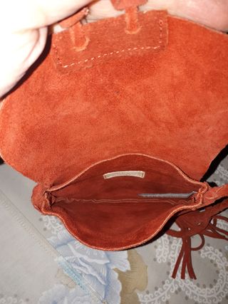 Pequeño bolso piel de ante.