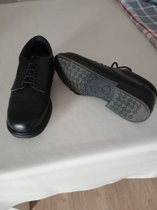 Zapatos negros con cordones