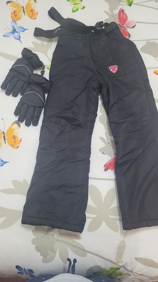 Pantalón con tirantes y guantes de esquí.