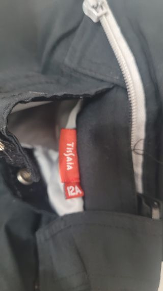 Pantalón con tirantes y guantes de esquí niño.