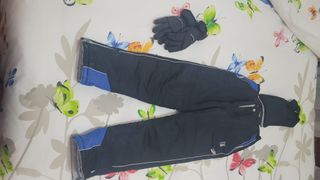 Pantalón con tirantes y guantes de esquí niño.