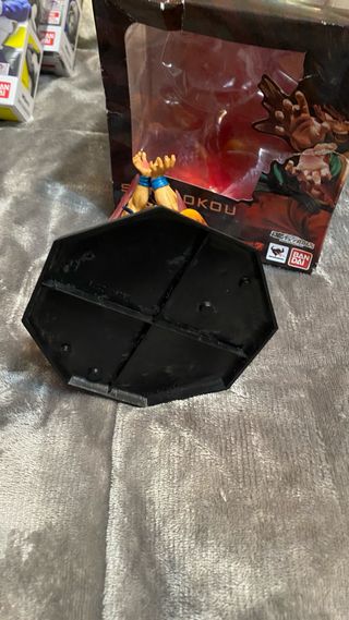 Figura Goku con caja