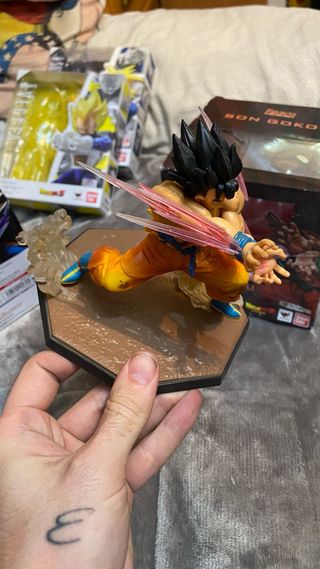 Figura Goku con caja