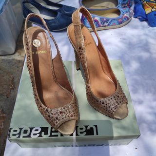 Zapatos de fiesta con piedracitas dorada