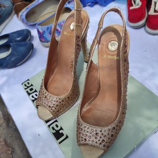 Zapatos de fiesta con piedracitas dorada