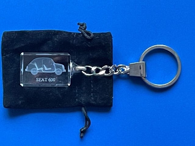 Llavero Seat 600 grabado vidrio 3D laser