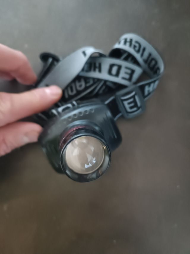 Torcia frontale a batterie x escursioni campeggio 