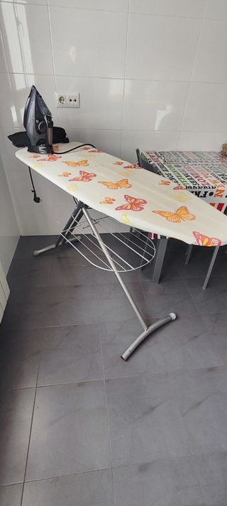 Tabla de planchar con balda para dejar ropa