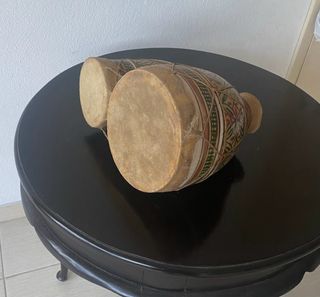 Tambores africanos artesanais