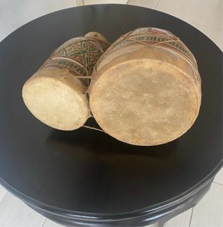 Tambores africanos artesanais