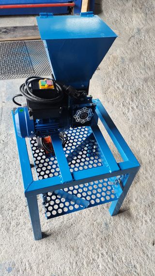MAQUINA PARTIR ALMENDRAS