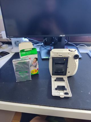 Cámara Fujifilm Instax mini7s + 2 carretes + pilas