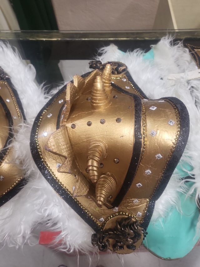 Hombreras y espinilleras carnaval