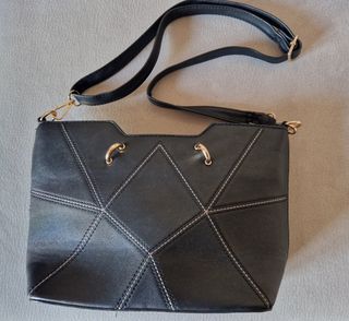 Bolso piel negro detalles dorados