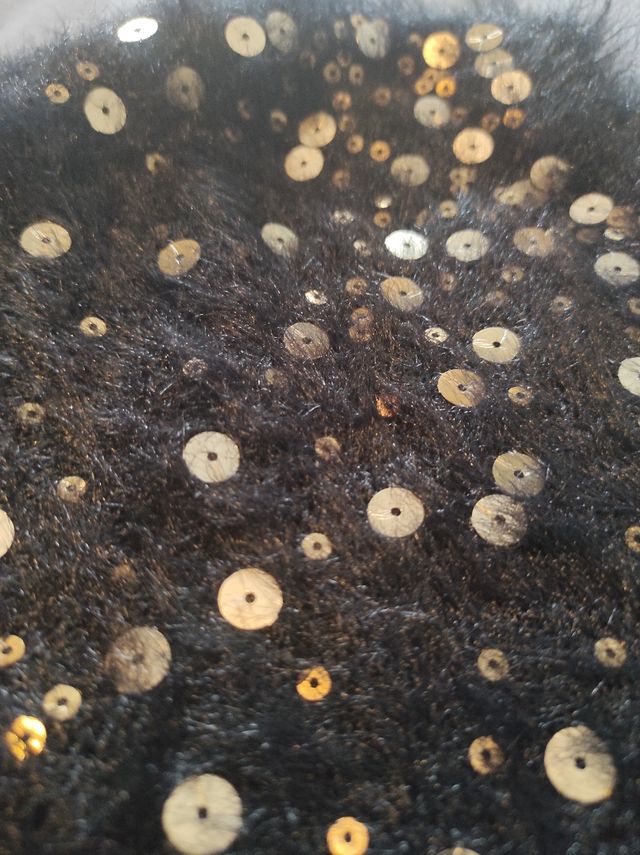 Jersey talla 8-10 años, con lentejuelas.