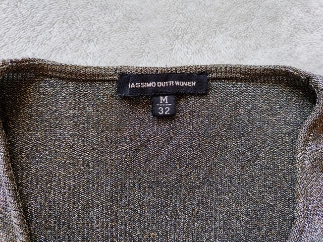 Top semi dorado con volantes