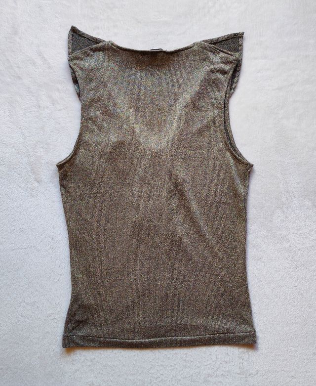 Top semi dorado con volantes