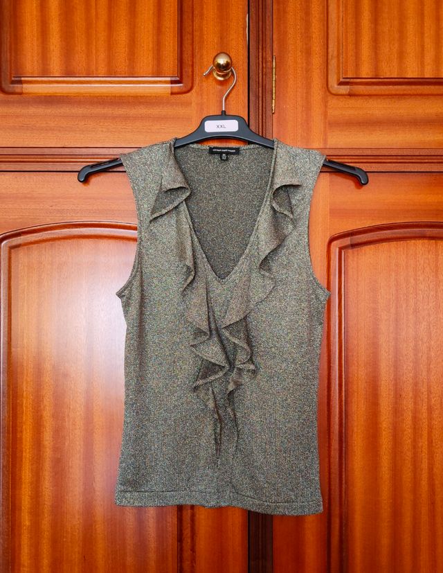 Top semi dorado con volantes