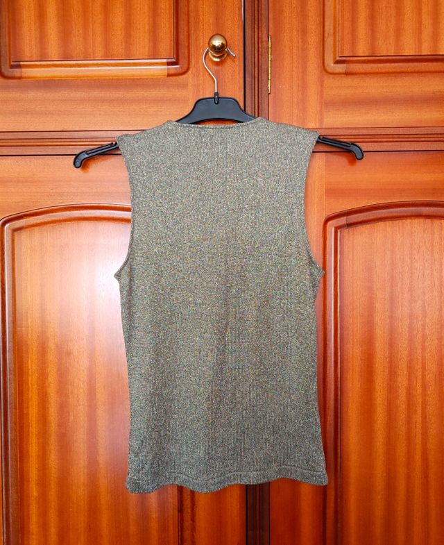 Top semi dorado con volantes