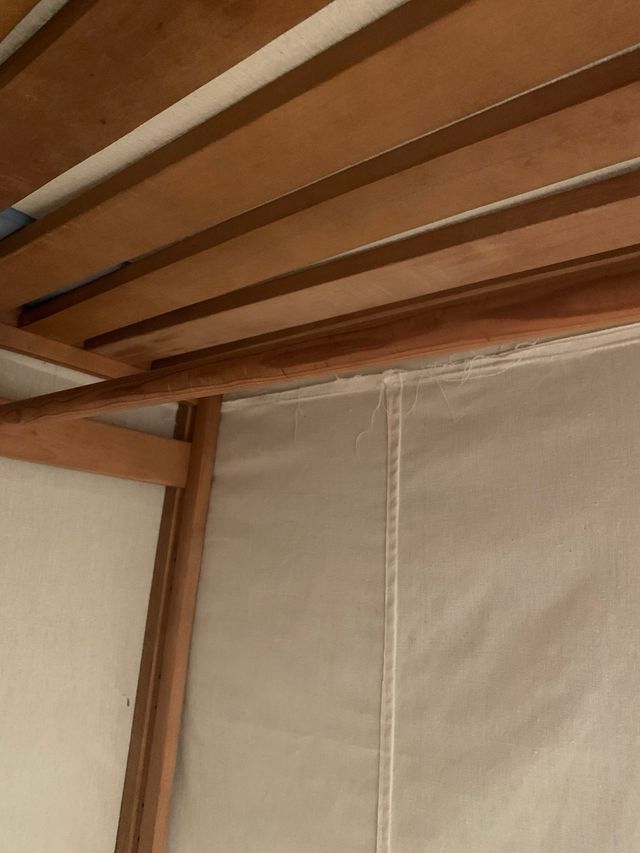 Armario madera y tela