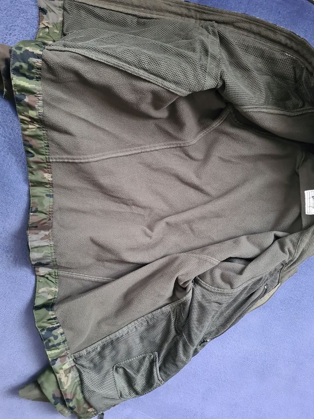 Forro polar pixelado boscoso, militar