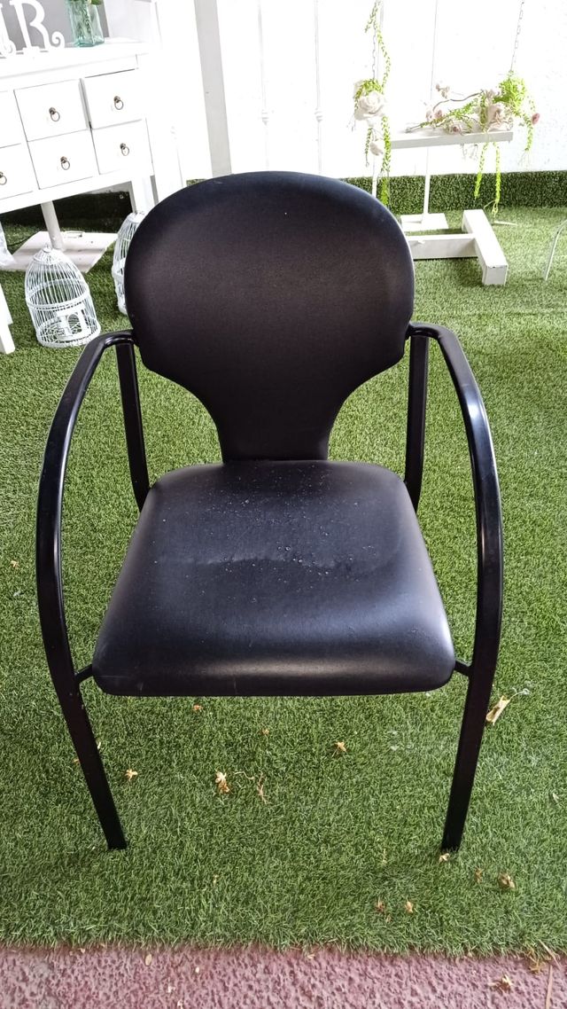 Silla patas metálicas y asiento negro